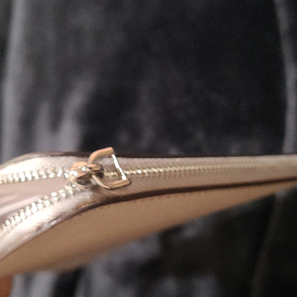 Kate Spade light gray Pouch Wristlet missing strap Like New condition - Picture 5 of 7
